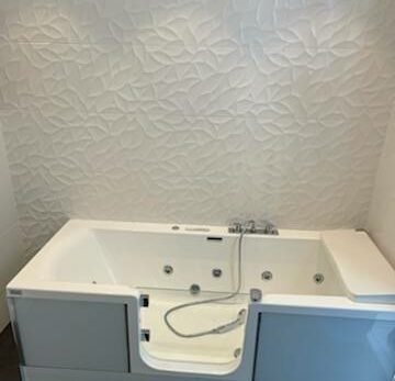 Pose d&#8217;une baignoire balnéothérapie avec pose de carrelage à Cannes