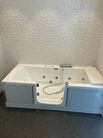 Pose&#x20;d&amp;&#x23;8217&#x3B;une&#x20;baignoire&#x20;baln&#x00E9;oth&#x00E9;rapie&#x20;avec&#x20;pose&#x20;de&#x20;carrelage&#x20;&#x00E0;&#x20;Cannes
